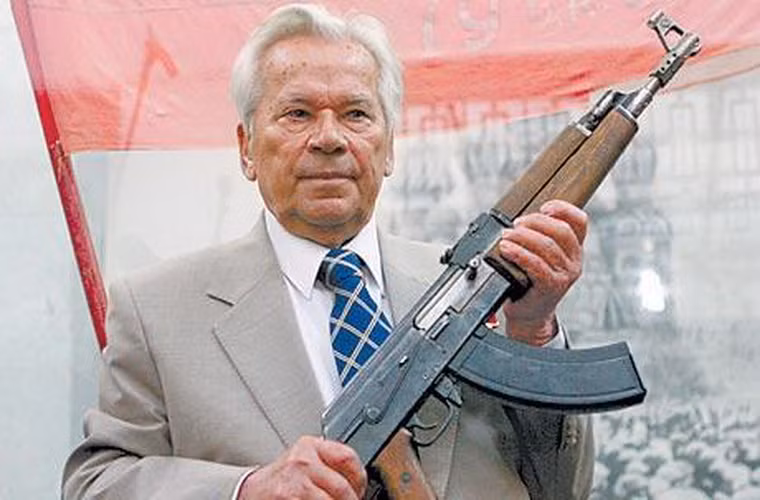 AK-47 chính thức đưa vào biên chế trong Hồng Quân Liên Xô năm 1949. Súng hoạt động theo nguyên lý trích khí, có thể bắn phát một hoặc liên thanh. AK-47 chế tạo với cỡ nòng 7,62mm, khối lượng 3,8 kg. Trong ảnh là khẩu AK-47 sơ khai được thiết kế năm 1947.