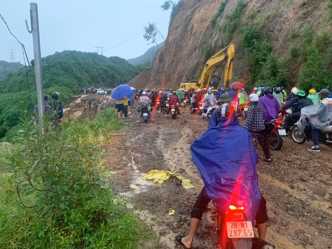 Lãnh đạo UBND phường Thống Nhất, TP.Hòa Bình, cho biết: "Nguyên nhân gây ùn tắc giao thông do mưa lớn làm sạt lở tại một số vị trí đang thi công của dự án "Xử lý nguy cơ mất an toàn giao thông đoạn dốc Cun trên Quốc lộ 6". Ngay sau khi xảy ra sạt lở, đơn vị khẩn trương khắc phục vị trí bị sạt lở. Hiện các phương tiện đã lưu thông bình thường". Ảnh: Người dân cung cấp. 