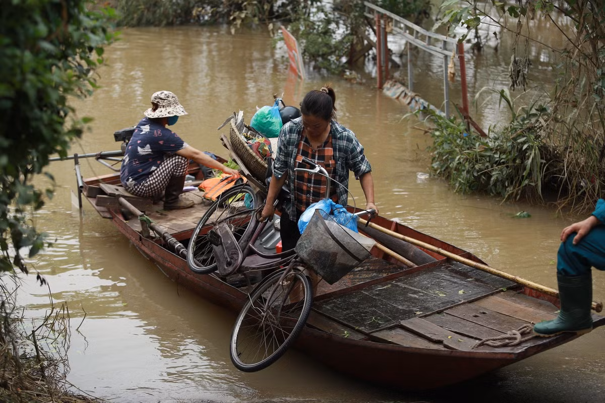 Người dân trong khu vực cho biết, những ngày gần đây, để đi học, đi làm hay thậm chí đi chợ đều phải sử dụng thuyền, không thể sử dụng các phương tiện như xe máy, xe đạp,...