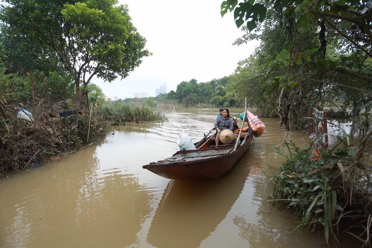 Ông Toàn cho biết, khoảng 1 tháng nay, nước dâng cao không rút khiến cuộc sống sinh hoạt của người dân vùng ven bãi giữa sông Hồng bị ảnh hưởng rất lớn.