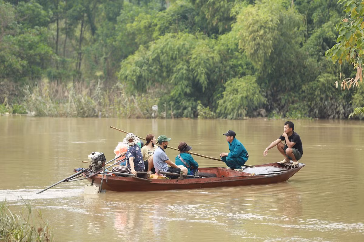 Trên chiếc thuyền nhỏ của ông Toàn không lúc nào vắng khách. Ông Toàn cho biết, từ sáng sớm đã có hàng chục người đứng đợi, đông nhất là vào quãng thời gian sáng sớm khi mọi người đi học, đi làm,... Trên thuyền luôn có chuẩn bị sẵn áo phao cho mọi người.