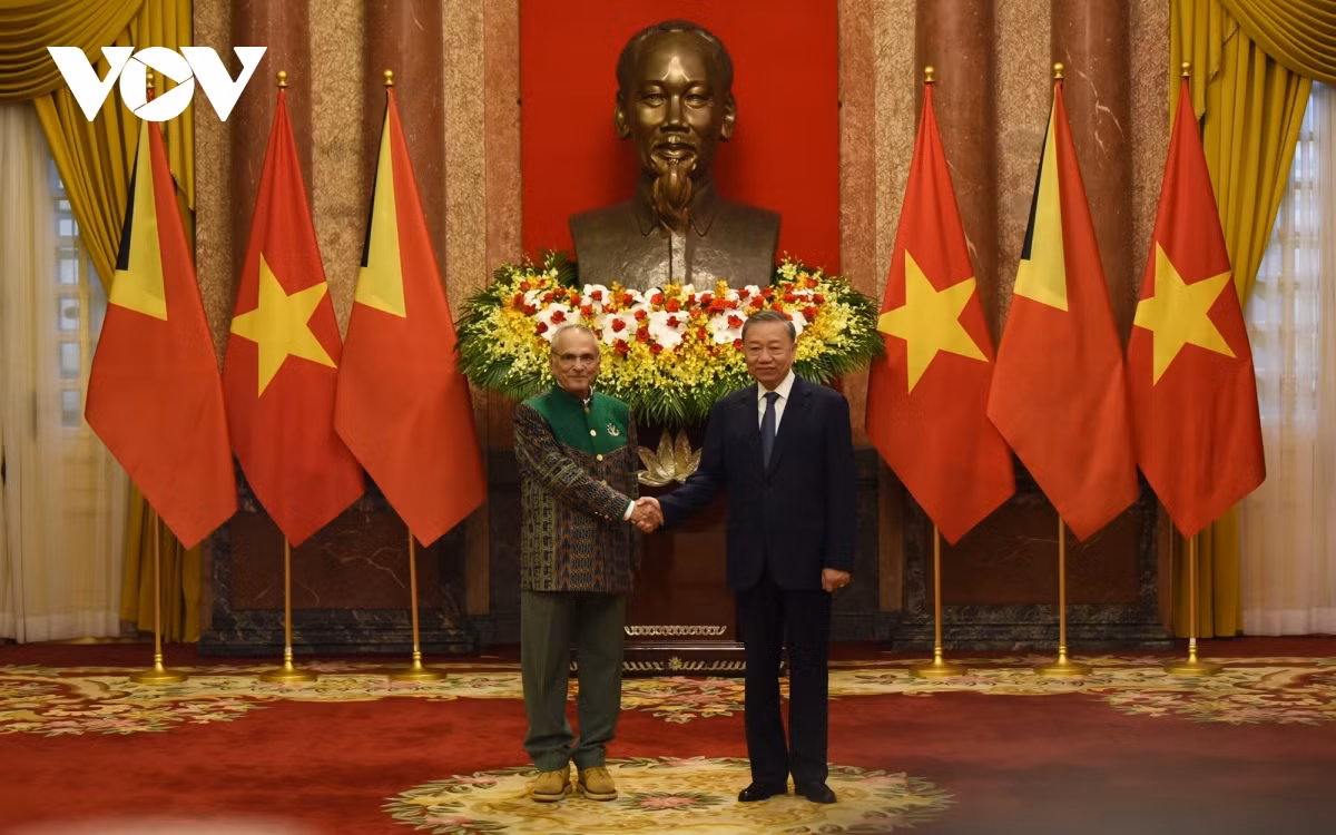 Chủ tịch nước Tô Lâm và Tổng thống Timor Leste Jose Ramos-Horta chụp ảnh chung trước khi dẫn đầu 2 đoàn cấp cao của hai nước tiến hành hội đàm.