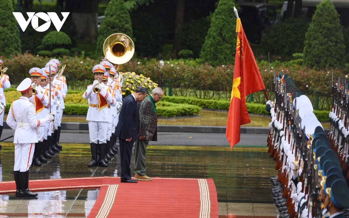 Chuyến thăm của Tổng thống Jose Ramos-Horta diễn ra trong bối cảnh quan hệ Việt Nam – Timor Leste có những bước phát triển. Từ khi thiết lập mối quan hệ song phương, đây là chuyến thăm chính thức thứ 4 của lãnh đạo cấp cao Timor Leste tới Việt Nam. Hai nguyên thủ cúi chào Quân kỳ "Quyết thắng" của Quân đội nhân dân Việt Nam.
