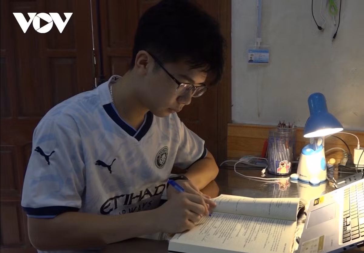 Nghị lực của cậu học trò trường Dân tộc Nội trú trở thành thủ khoa - Hình 2 Nghi luc cua cau hoc tro truong Dan toc Noi tru tro thanh thu khoa-Hinh-2