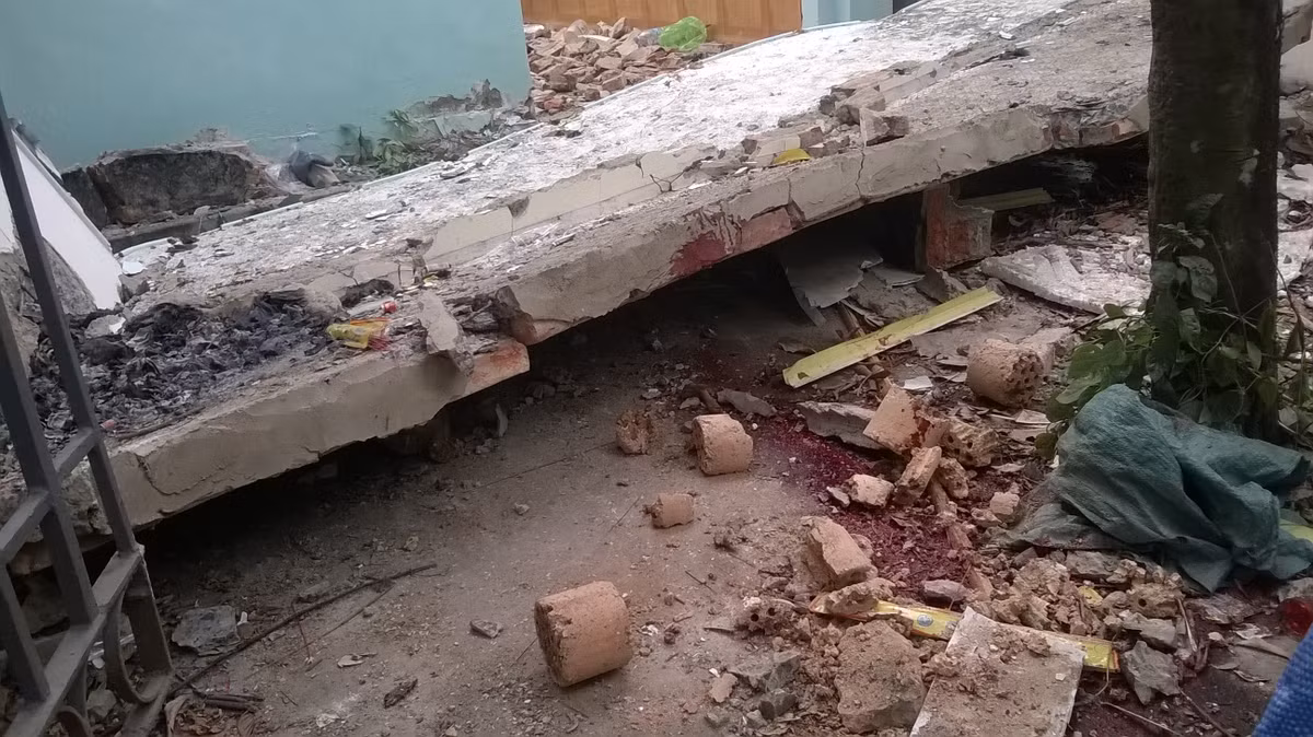 Mái hiên này đã đè chết hai người.