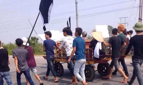 Gia đình anh Sửu đưa quan tài diễu phố.