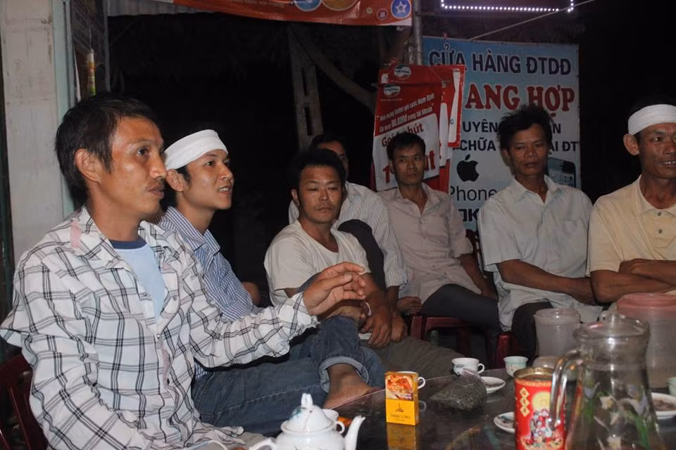 Người thân bàng hoàng trước vụ án mạng.