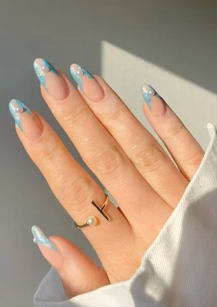  Dấu ấn của biển cả: Thiết kế được gọi là "Dấu ấn của biển cả" đã trở thành một trong những thiết kế được yêu cầu nhiều nhất trong xu hướng Mermaid Nails. Bạn sẽ chỉ cần sử dụng đến một số màu đơn sắc như xanh lam và trắng để gợi tả về biển và những con sóng của nó. Kết hợp với một bộ móng kiểu đơn giản và thế là xong, bạn sẽ có một thiết kế hoàn hảo cho buổi tiệc tùng cuối tuần này.
