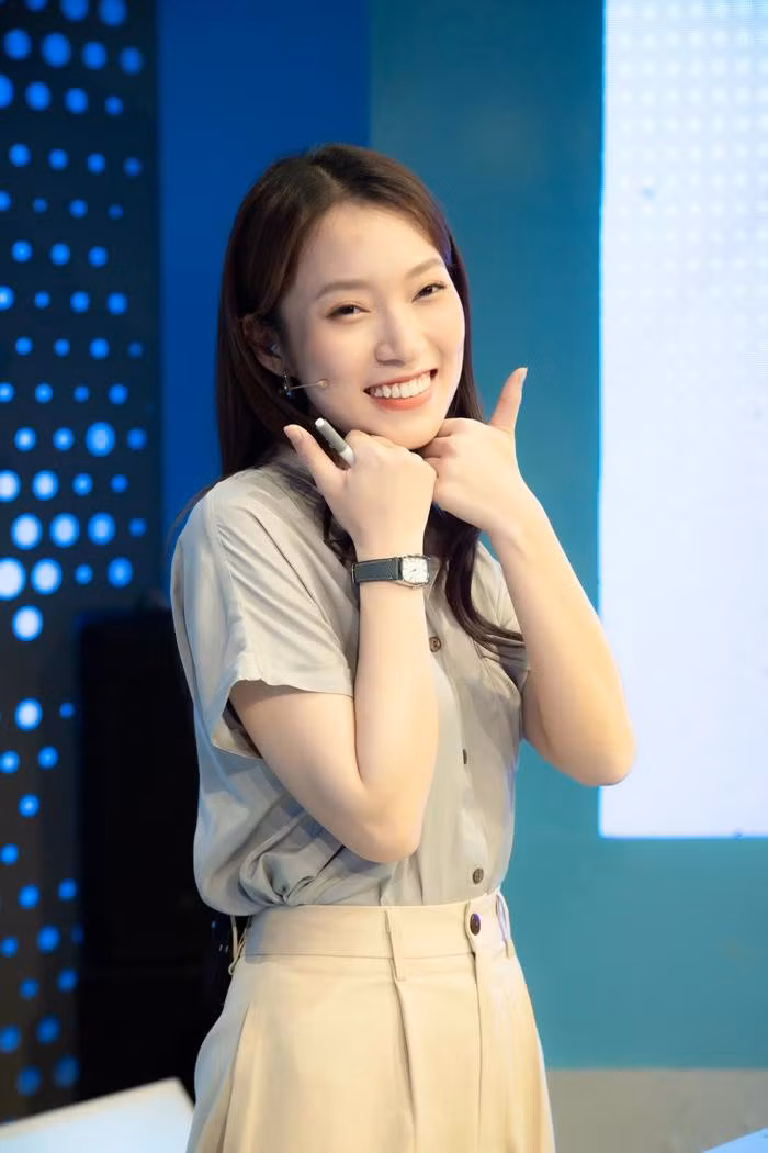 Được biết Khánh Vy là người trẻ tuổi nhất từng được dẫn chương trình Đường lên đỉnh Olympia. Không chỉ tài năng, học giỏi chuẩn “con nhà người ta”, mà nữ MC còn khiến nhiều người ngưỡng mộ bởi gu thời trang tinh tế.