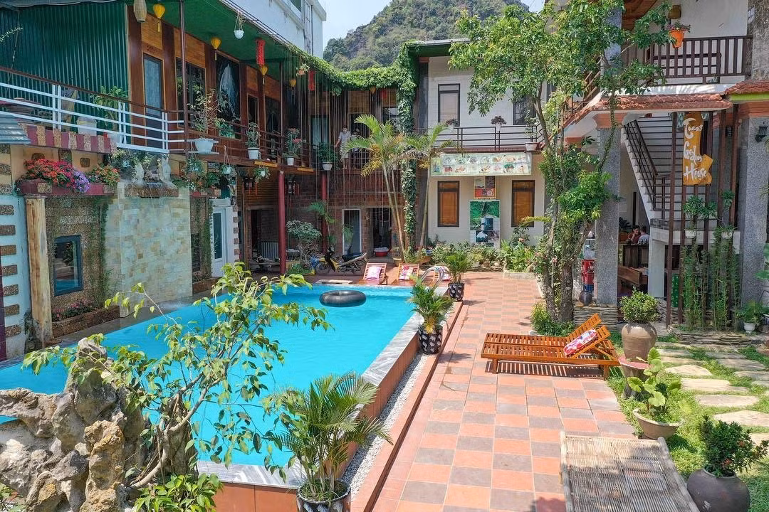 Tuan Garden House: Nằm gần trung tâm Phong Nha - Kẻ Bàng, Tuan Garden House là một homestay được nhiều du khách nước ngoài đánh giá cao. Khuôn viên của homestay có hồ bơi, chỗ tắm năng, chỗ ăn và bãi giữ xe. Tất cả các phòng đều có điều hòa, quạt máy, nội thất cơ bản, nhà tắm riêng. Giá phòng tầm 500.000-800.000 đồng cho một đêm, tùy loại phòng. Ảnh: Tuan Garden House.