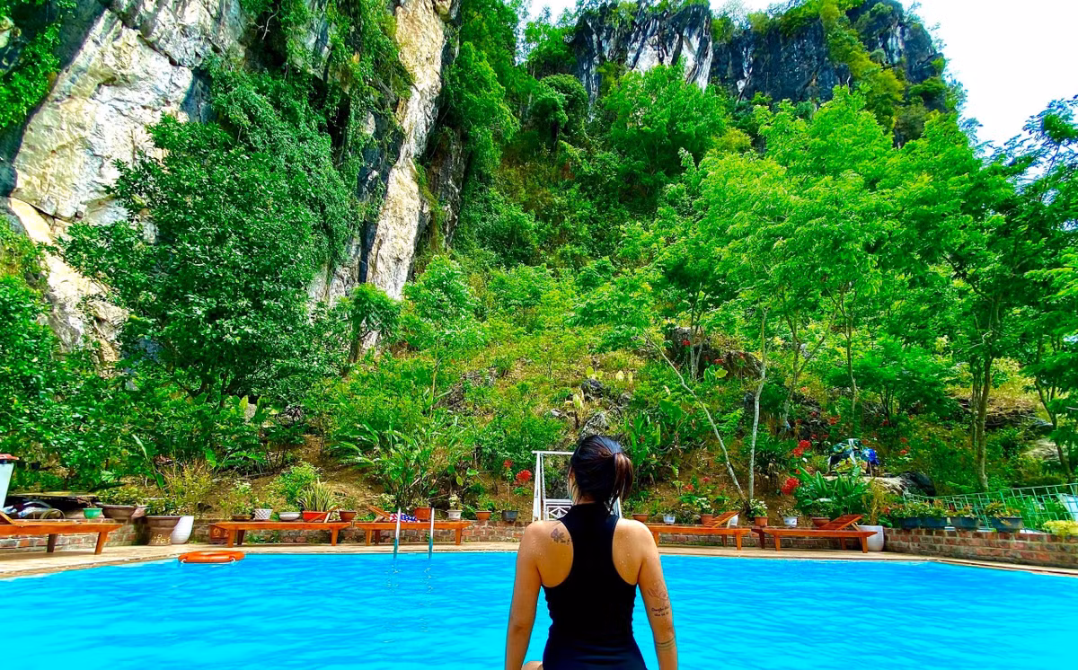 Thao Nguyen Homestay: So với những homestay khác, Thao Nguyen Homestay lại nằm ngay dưới chân núi. Phòng nghỉ tại đây có tone màu trắng làm chủ đạo, điểm nhấn ở các cửa kính lớn hướng ra phía núi. Nhà nghỉ có một hồ bơi nhỏ để du khách có thể vui chơi, nghỉ dưỡng. Ngoài ra, điểm lưu trú cũng có cho thuê xe đạp và thuyền SUP cho khách có nhu cầu. Ảnh: Thao Nguyen Homestay.