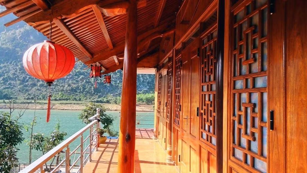 Phong Nha River House: Homestay được đặt ngay bên cạnh sông Son nên không gian xung quanh thoáng đãng, trong lành. Tất cả các phòng đều được trang bị nội thất hiện đại, phòng tắm riêng biệt, có nước nóng. Khi ở đây, du khách sẽ có thể hưởng ngoạn tầm nhìn rộng lớn từ ban công. Chỗ nghỉ cung cấp bữa sáng và dịch vụ xe đạp miễn phí với khách thuê qua đêm. Ảnh: Booking.com.