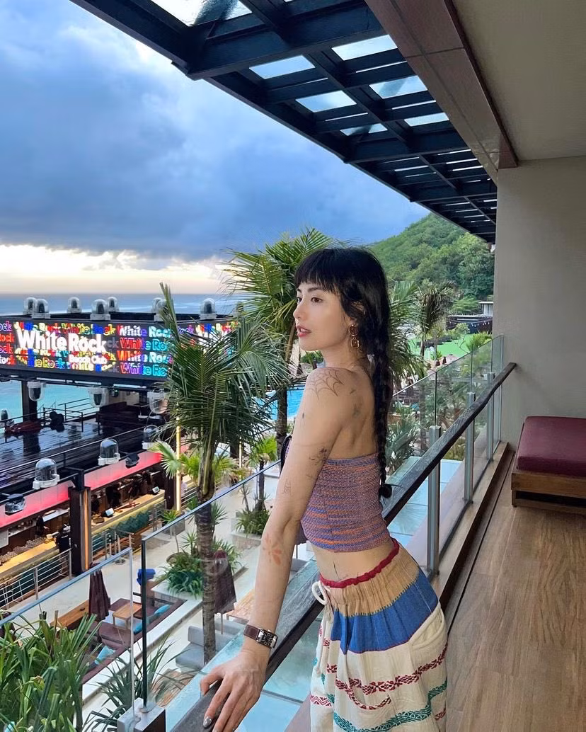 Từng là thành viên của nhóm nhạc nữ đình đám After School song kể từ sau khi tan rã đến nay, Nana chỉ tập trung để phát triển sự nghiệp diễn xuất. Với loạt vai diễn ấn tượng, ngôi sao 32 tuổi được công nhận là một trong những ca sĩ thần tượng có sự nghiệp diễn xuất nổi bật nhất Kbiz.