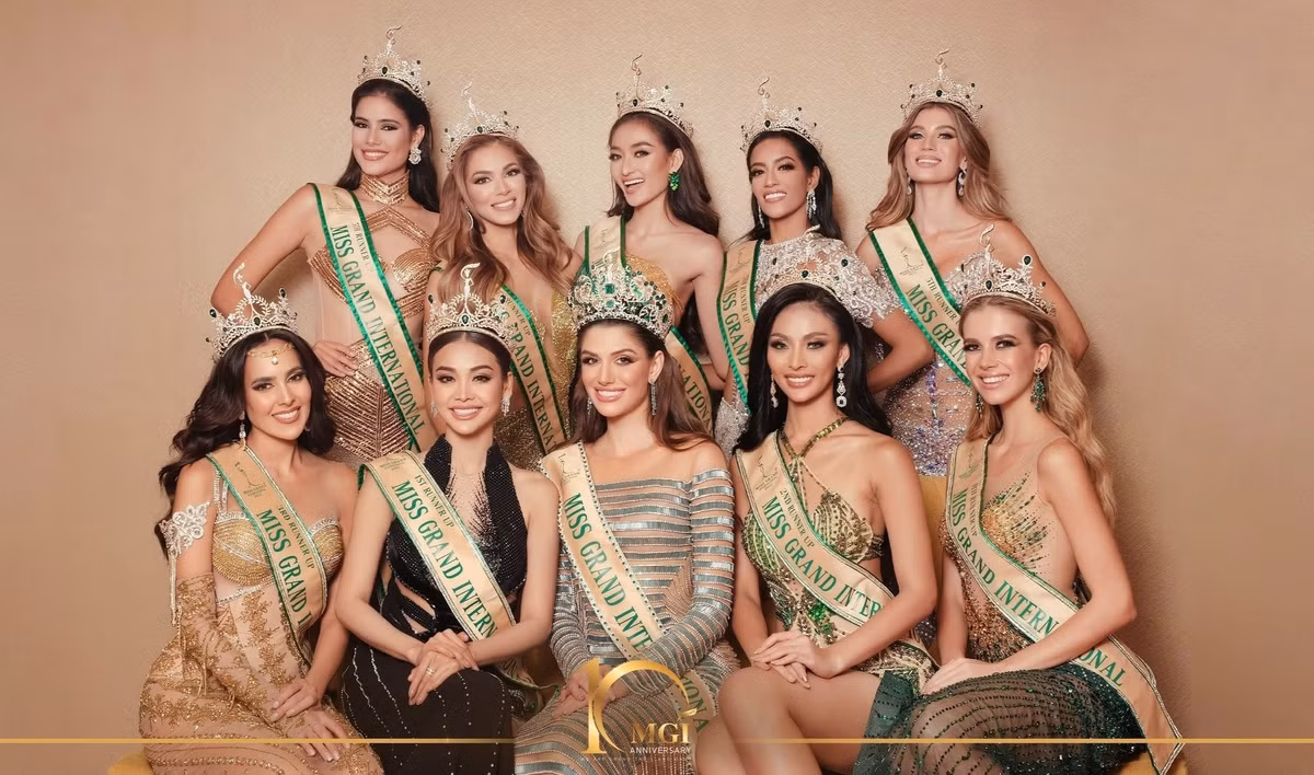 Pich Votey Saravody (hàng trên, giữa) không còn xa lạ với người quan tâm showbiz. Cô gái sinh năm 1998 là người mẫu, diễn viên ở Campuchia. Cô nổi tiếng khi giành ngôi vị Á hậu 5 của Miss Grand International 2022 cùng với 4 người đẹp khác, gồm Priscilla Londoño (Colombia), Roberta Tamondong (Philippines), Oxana Isabel Rivera Álvarez (Puerto Rico) và Hirisley Jiménez Merrero (Tây Ban Nha).