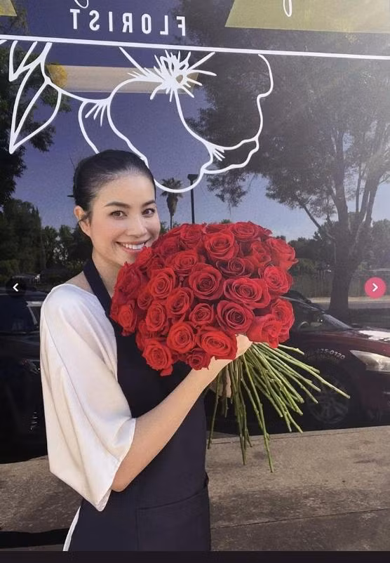 Dân mạng hỏi phải chăng cô mở shop hoa, Phạm Hương dí dỏm: "Mình về quê mình nuôi cá, trồng rau qua ngày".