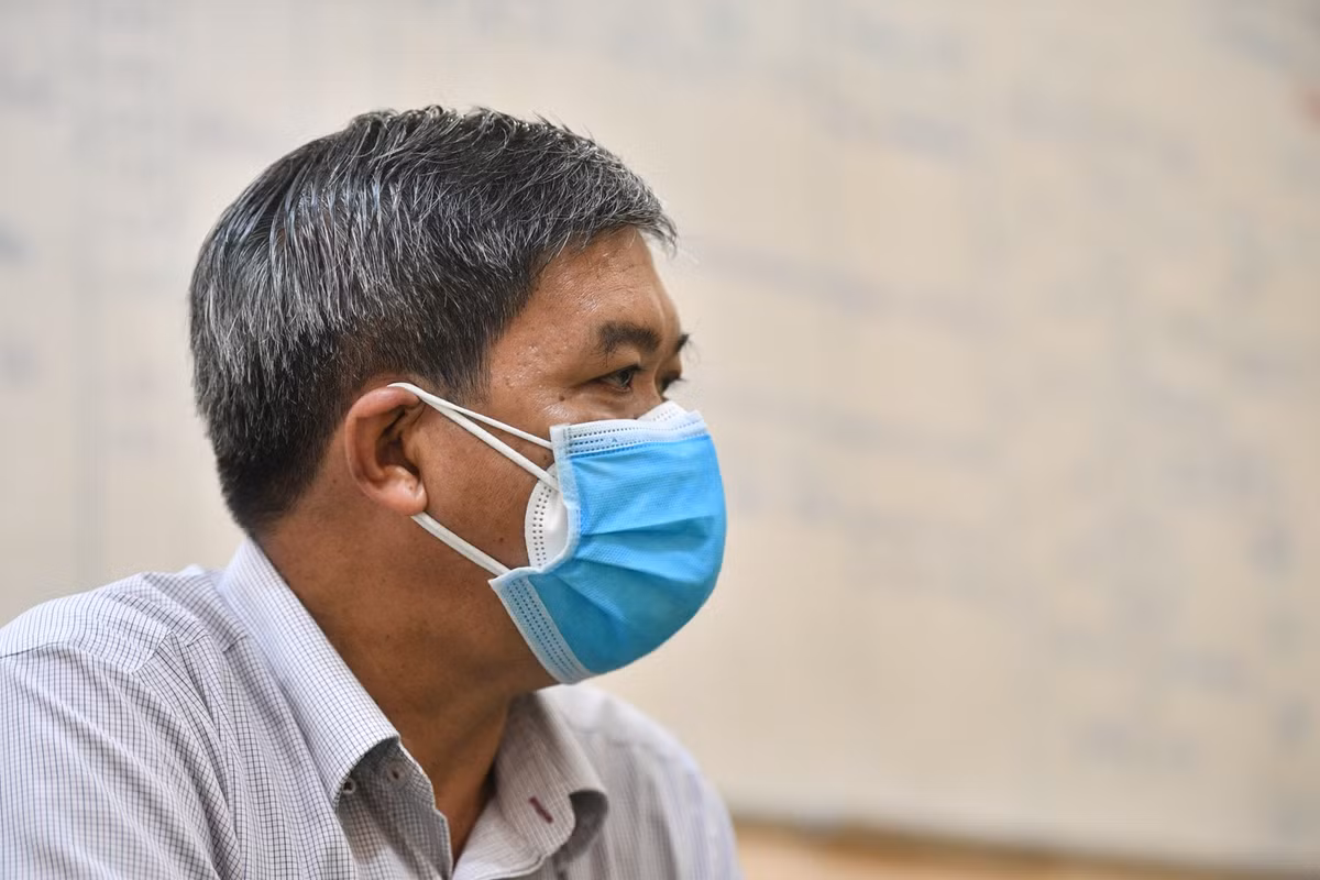 Bác sĩ Hồng Công Danh, Phó giám đốc Bệnh viện Dã chiến Điều trị Covid-19 số 1, cho biết sau những ngày đầu khá thiếu thốn vật tư, thiết bị, hiện nay, bệnh viện đã vận hành trơn tru. “Nhân viên y tế trong mùa dịch thì không có khái niệm thời gian. Chỉ sau cuộc gọi điều động, chúng tôi có mặt, ngồi lại, thiếu đến đâu thì đắp đến đó" bác sĩ Danh chia sẻ.