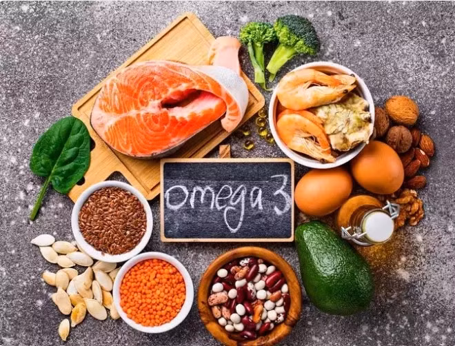  Axit béo omega-3: Sức khỏe tim mạch ngày càng trở nên quan trọng sau thời kỳ mãn kinh, vì phụ nữ có nguy cơ mắc bệnh tim mạch cao hơn do thay đổi nội tiết tố. Axit béo omega-3, được tìm thấy chủ yếu trong cá béo, quả óc chó, hạt lanh và hạt chia, mang lại nhiều lợi ích cho tim mạch, bao gồm giảm viêm, giảm mức chất béo trung tính và cải thiện chức năng tim tổng thể. Việc bổ sung thực phẩm giàu omega-3 trong chế độ ăn uống giúp giảm thiểu nguy cơ mắc bệnh tim và tăng cường sức khỏe tim mạch ở phụ nữ sau mãn kinh.
