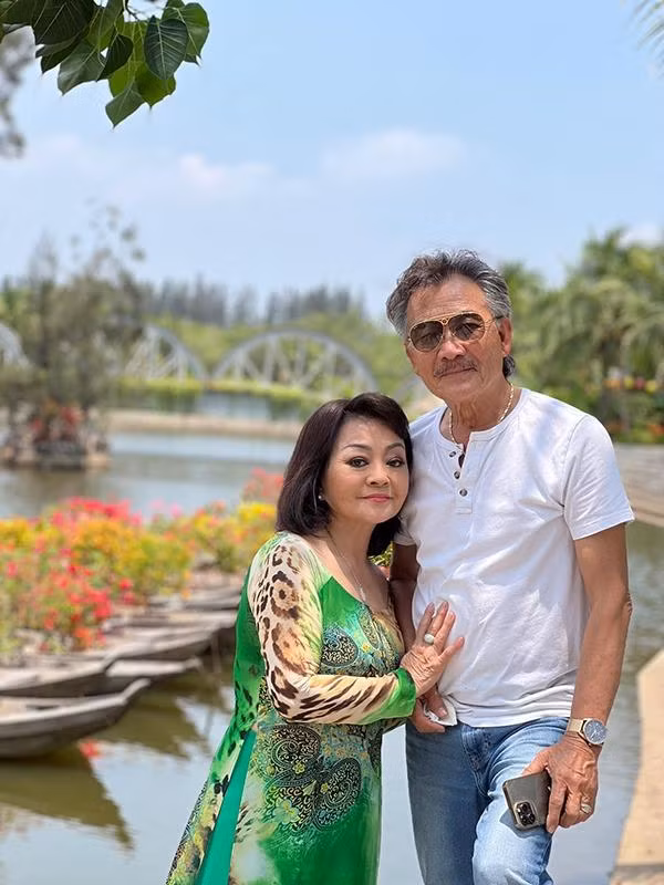 br/> Nữ danh ca nhạc bolero từng tiết lộ với truyền thông rằng mình đã phải lòng ông xã vì tính cách khoan dung, hài hước, yêu thương gia đình. Hơn 30 năm chung sống, đến nay vợ chồng danh ca Hương Lan vẫn giữ được lửa hôn nhân đáng ngưỡng mộ. Năm 2020, Hương Lan và chồng đã tổ chức lễ cưới ý nghĩa tại nhà thờ nhân dịp về Việt Nam.