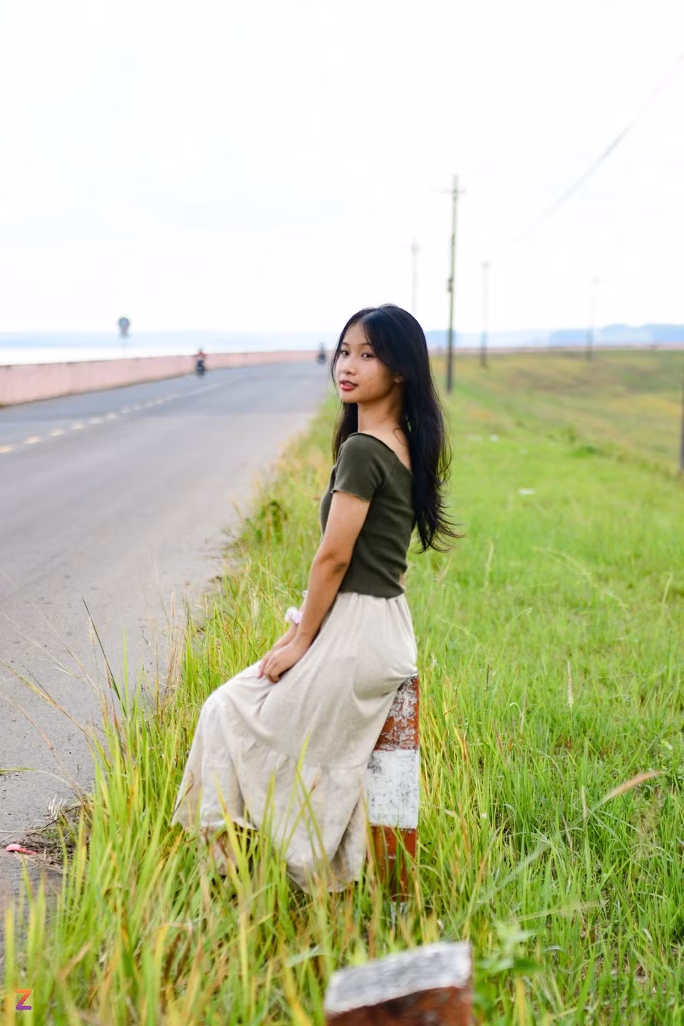 Sau những cơn mưa đầu mùa, cánh đồng cỏ lau quanh đập Trị An bắt đầu xanh tốt. Đây là địa điểm check-in không thể bỏ qua của các bạn trẻ khi đến hồ thuỷ điện này.