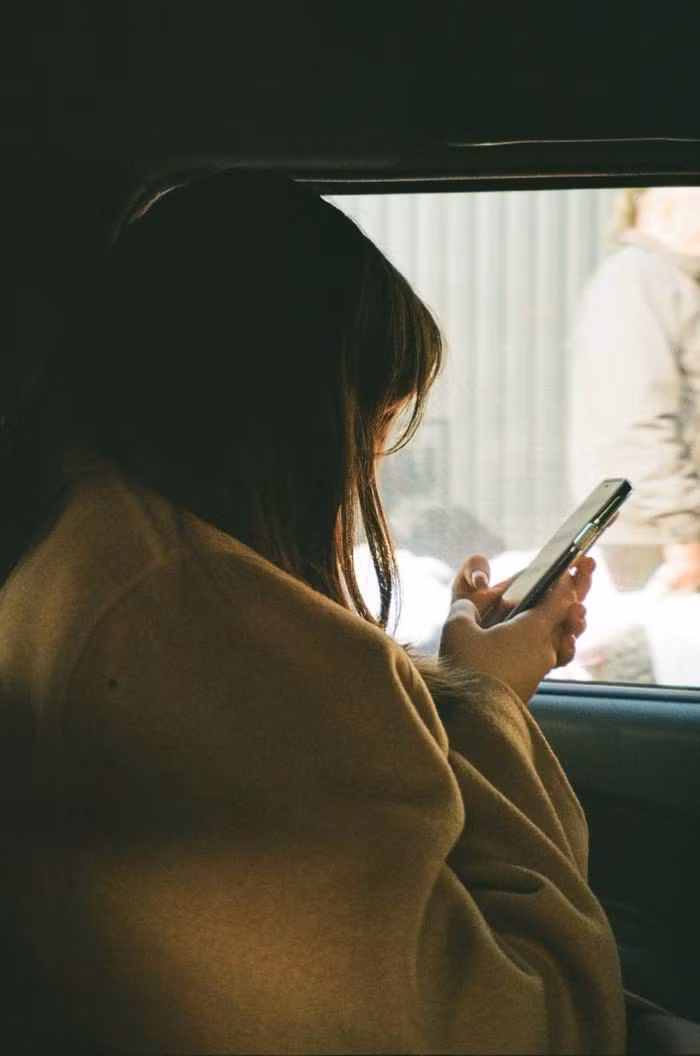 Co gai chet tren sofa: Co don trong mot xa hoi day ket noi-Hinh-3