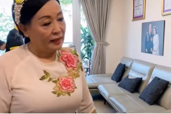 Được biết 2 con của nữ nghệ sĩ, một người là tiếp viên hàng không, một người đi theo con đường tu tập. Các con đều luôn ủng hộ mẹ mọi việc trong nghề lẫn cuộc sống.