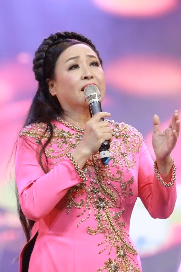br/> Ngoài việc đi hát, nữ NSND con chăm làm từ thiện, bà kể: "Tôi thích làm từ thiện, mỗi lần đi hát đều bớt ra một chút để giúp đỡ những hoàn cảnh khó khăn hơn mình. Tôi và hai con gái cùng góp tiền, đã xây được 5 căn nhà ở miền Tây, mỗi căn 50 triệu đồng. Số tiền không lớn so với nhiều người, nhưng là nỗ lực của ba mẹ con. Ngoài ra, chúng tôi nhận nuôi 5 em nhỏ, hỗ trợ mỗi em vài triệu đồng mỗi năm".