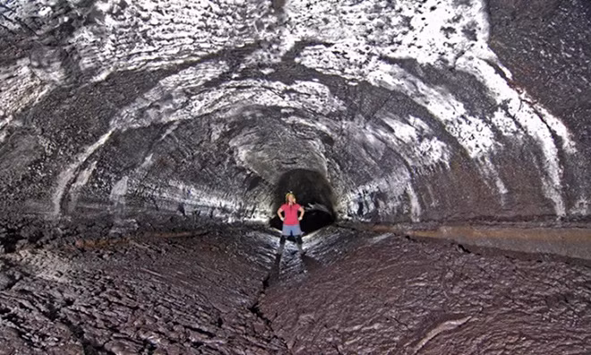 Hang Kazumura dài 65km và sâu hơn 0,8km là một ống dung nham có khoảng 100 lối vào trên đảo Hawaii, hang động này hình thành từ bốn đến sáu thế kỷ trước, khi một miệng phun ở phía đông của Kilauea Caldera phun trào, đẩy dung nham xuống sườn phía đông bắc của núi lửa.