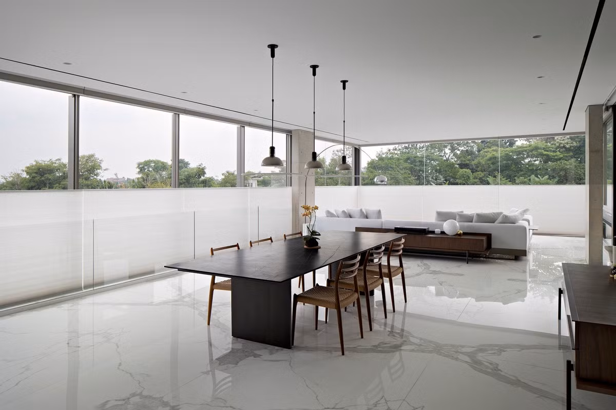 Để hạn chế ánh nắng gay gắt, các kiến trúc sư đã tích hợp một hệ thống rèm tự động có thể điều tiết ánh sáng và đồng thời đảm bảo sự riêng tư cho gia chủ. Bên cạnh đó, hệ thống điều hoà cũng được lắp đặt để duy trì nhiệt độ thoải mái cho ngôi nhà.