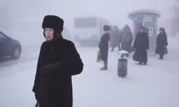 Hơi nước do ô tô, nhà máy hay người dân tạo ra lớp không khí dày đặc mịt mù nơi đây.