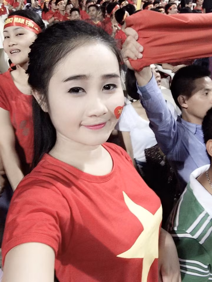 Trong suốt những trận đấu gần đây của tuyển U19 Việt Nam, có một lượng lớn fan nữ thường xuyên có mặt trên khắp các khán đàn sân vận động Mỹ Đình để cổ vũ cho đội nhà và tận hưởng không khí vui vẻ, cuồng nhiệt.