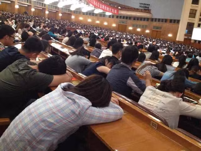 Hành động ngủ gục thể hiện sự thiếu tôn trọng của các sinh viên bị chỉ trích không ngừng.