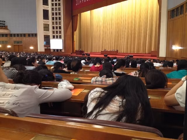 Hơn một nửa số khách trong khán phòng đã ngủ gật khi nghe bài thuyết giảng của giáo sư 92 tuổi.