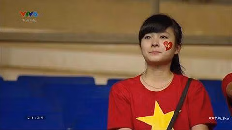 Sau trận chung kết giải U19 Đông Nam Á giữa U19 Việt Nam và U19 Nhật Bản mới đây, Nhật Lệ Su Su trở thành cái tên cực hot trên cộng đồng mạng Việt. Hình ảnh nữ CĐV xinh đẹp rơi lệ khi đội nhà thua đáng tiếc chỉ xuất hiện vài giây trên truyền hình nhưng khiến rất nhiều người xem cảm động.
