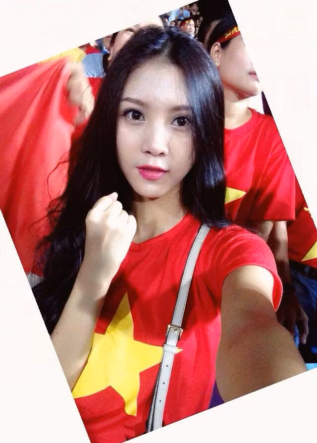 Giống như nhiều hot girl khác, vừa qua Ngọc Châm cũng cổ vũ rất nhiệt tình cho tuyển U19 Việt Nam. Những hình ảnh cô nàng chụp tại sân vận động Mỹ Đình, cùng không khí sôi động nhận được lượng like khủng từ bạn bè, cư dân mạng yêu quý cô.