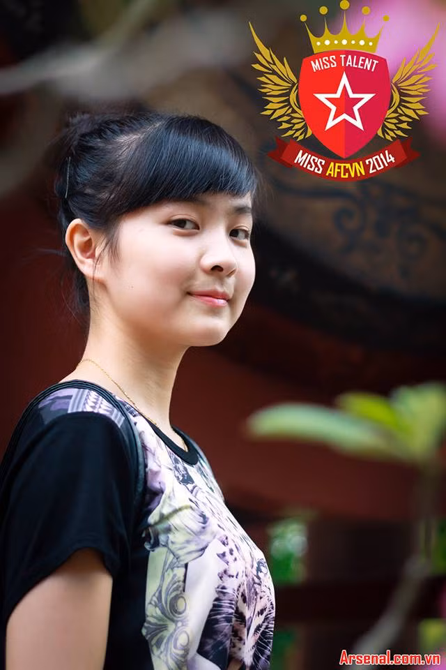 Nhật Lệ là fan ruột của CLB Arsenal cũng như đội tuyển Việt Nam. Nhật Lệ còn Á khôi 1 cuộc thi Người đẹp của hội cổ động viên Arsenal tại Việt Nam.
