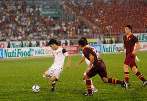 Khi bước chân vào học viện Arsenal JMG, Công Phượng được học và nâng cao trình độ dứt điểm rất nhiều. Từ những cú sút trái phá tới những cú sút nhẹ nhưng đưa bóng bay với quỹ đạo khó.
