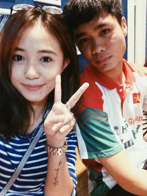 Về Công Phượng, chàng tiền đạo này dù nhận được rất nhiều lời khen ngợi bởi sự tiến bộ và tự tin, nhưng điều đặc biệt trong cá tính của Công Phượng là anh luôn tỏ ra khá lạnh lùng, giữ khoảng cách khi "bị" các hot girl "bắt cóc", chụp ảnh cùng. Khuôn mặt lạnh lùng, hơi buồn của Công Phượng khiến nhiều khán giả cho rằng anh chàng là người sống nội tâm và có rất nhiều tâm sự. Trong ảnh, Công Phượng "lạnh lùng" bên cạnh hot girl Salim.