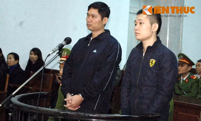 Bị cáo Nguyễn Mạnh Tường và Đào Quang Khánh chờ HĐXX tuyên án.