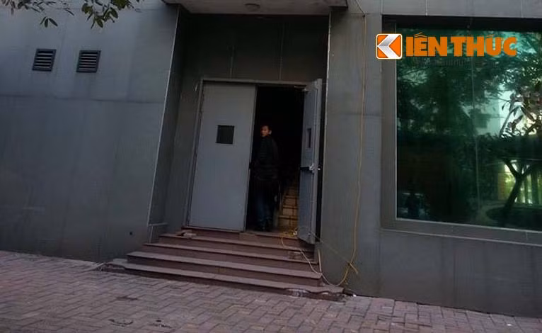 Khu vực nơi cô gái rơi xuống, tử vong.