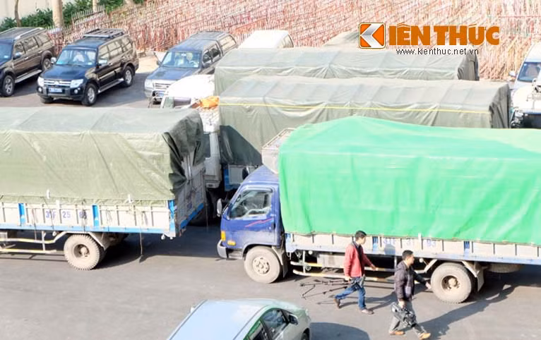 Một số xe tải chở hàng lậu bị cơ quan công an bắt.
