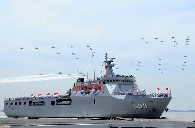 Cũng trong ngày hôm đó (7/10), các lực lượng Lục quân, Hải quân, Không quân Indonesia cũng tổ chức duyệt binh lớn trên bộ, trên biển, trên không. Trong ảnh, đội hình chiến đấu cơ đông đảo của Không quân Indonesia duyệt binh cùng đội hình tàu chiến hùng hậu trên mặt biển.