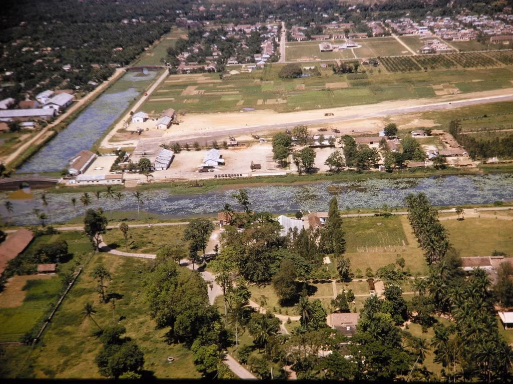 Sân bay Tây Lộc, nay là đường La Sơn Phu Tử, bên trong Kinh thành. Ảnh: Ted Dexter.