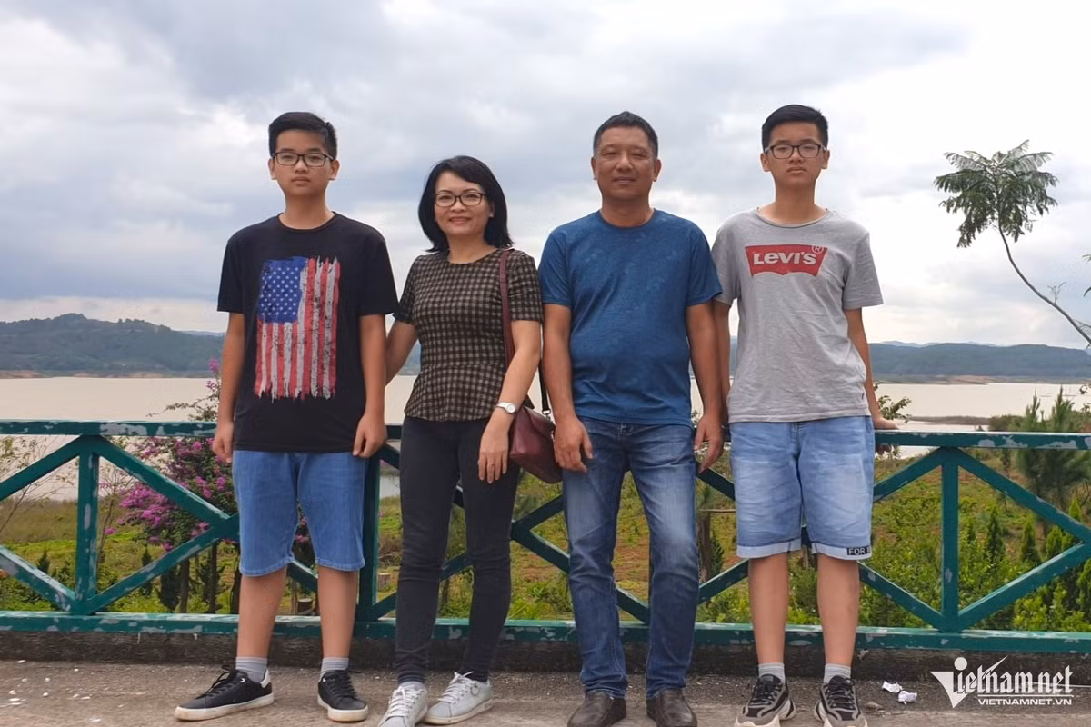Anh em sinh đôi ở Hà Nội có điểm thi lớp 10 giống hệt nhau - Hình 2 Anh em sinh doi o Ha Noi co diem thi lop 10 giong het nhau-Hinh-2