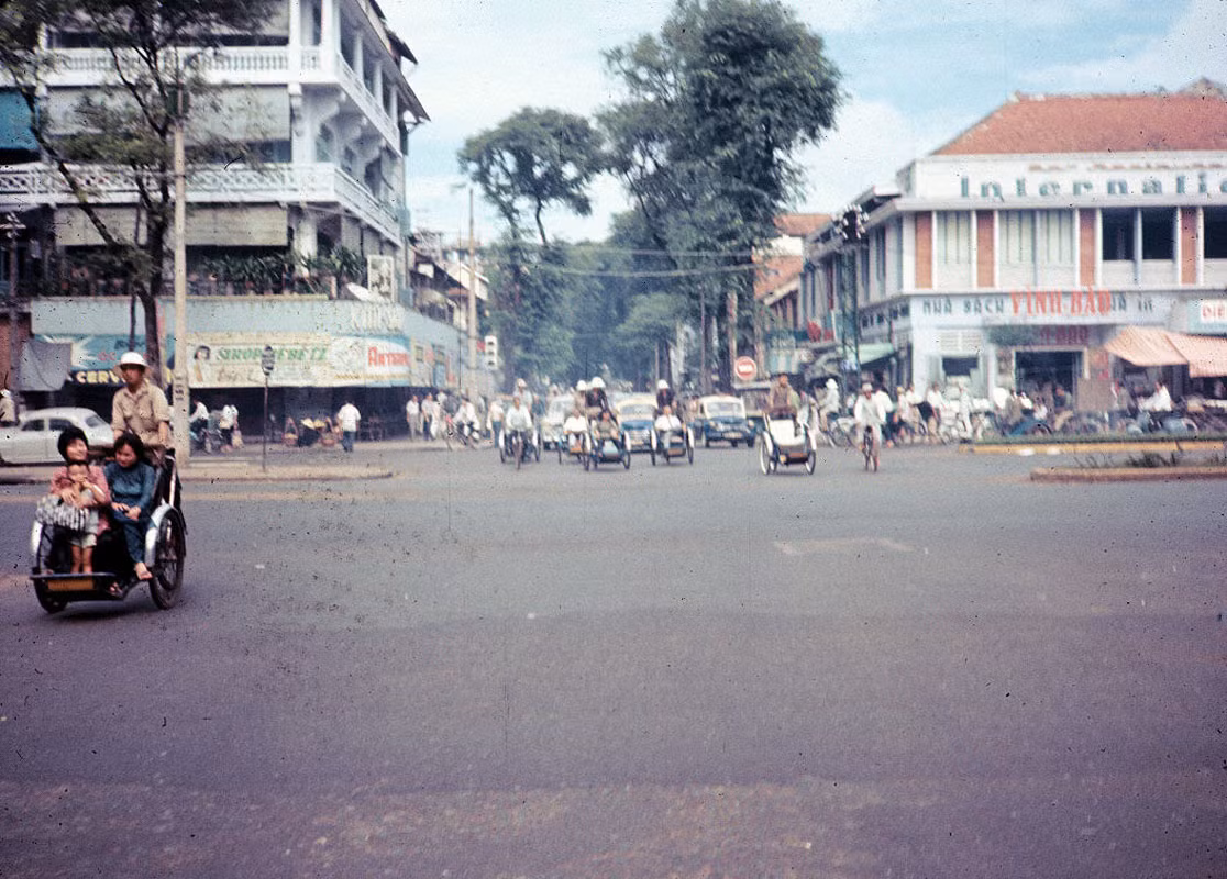 Ngã tư đại lộ Lê Lợi – đường Nguyễn Trung Trực, 1965. Ảnh: Bruce Baumler.