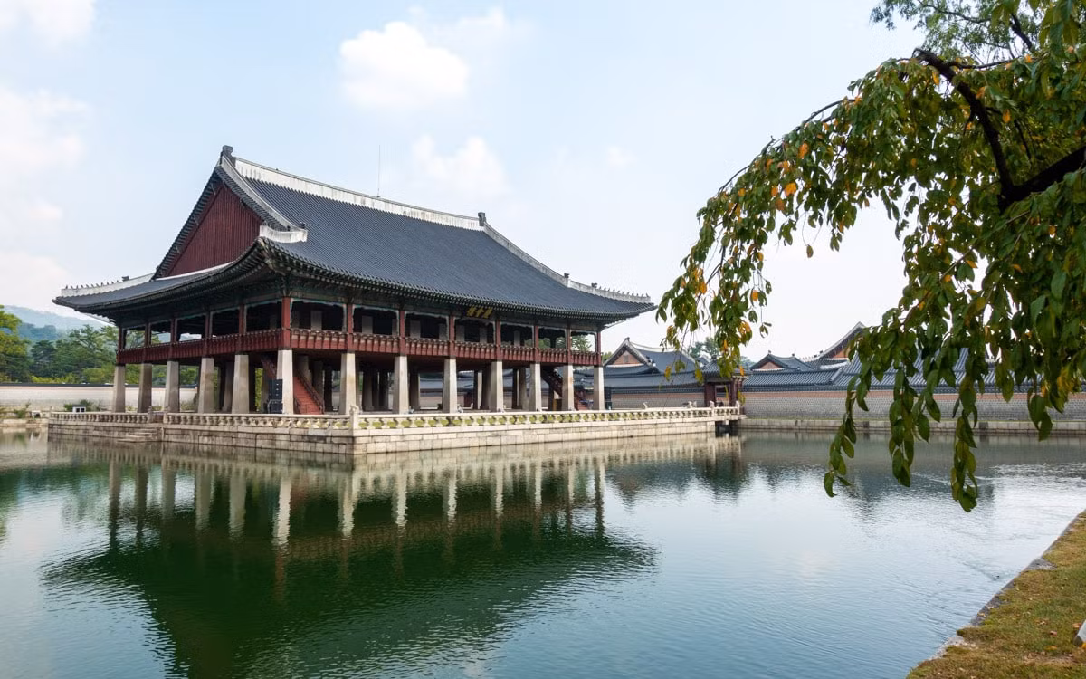 Lầu Gyeonghoeru (Khánh Hội lâu) được sử dụng để tiến hành các cuộc họp quan trọng hoặc tổ chức yến tiệc của triều đình. Ảnh: The Seoul Guide.