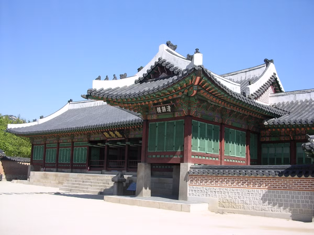 Đình Jagyeongjeon (Hương Viễn đình) là nơi ở của Hoàng thái hậu - mẹ của nhà vua. Ảnh: Wikipedia.