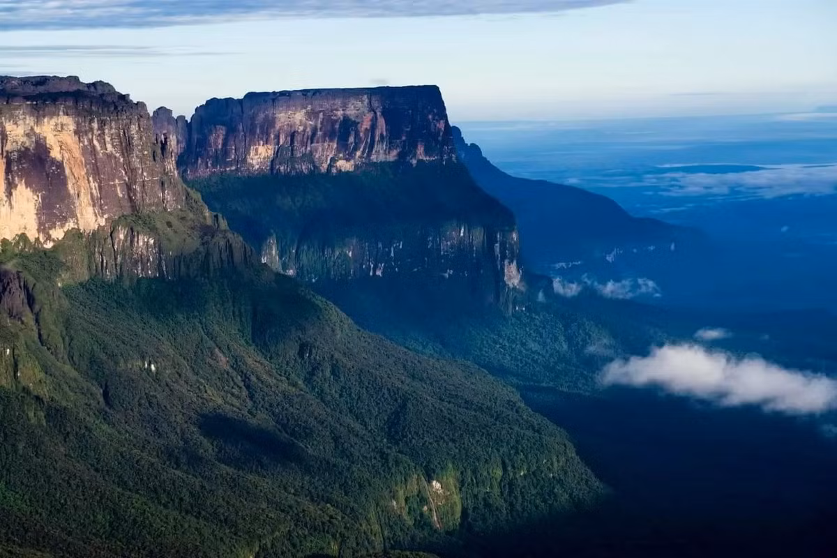 Roraima bắt đầu trở nên nổi tiếng vào năm 1912 khi nhà văn viết truyện trinh thám nổi tiếng Conan Doyle viết tác phẩm viễn tưởng “Thế giới bị mất” với bối cảnh là ngọn núi này. Ảnh: Travel with the Smile.