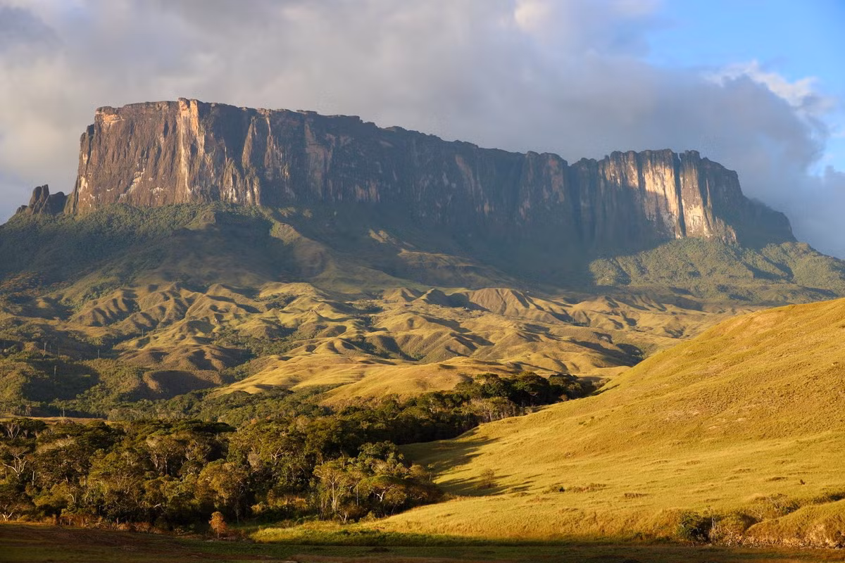 Một số hình ảnh khác về núi đỉnh bằng Roraima. Ảnh: The Trek Blog.