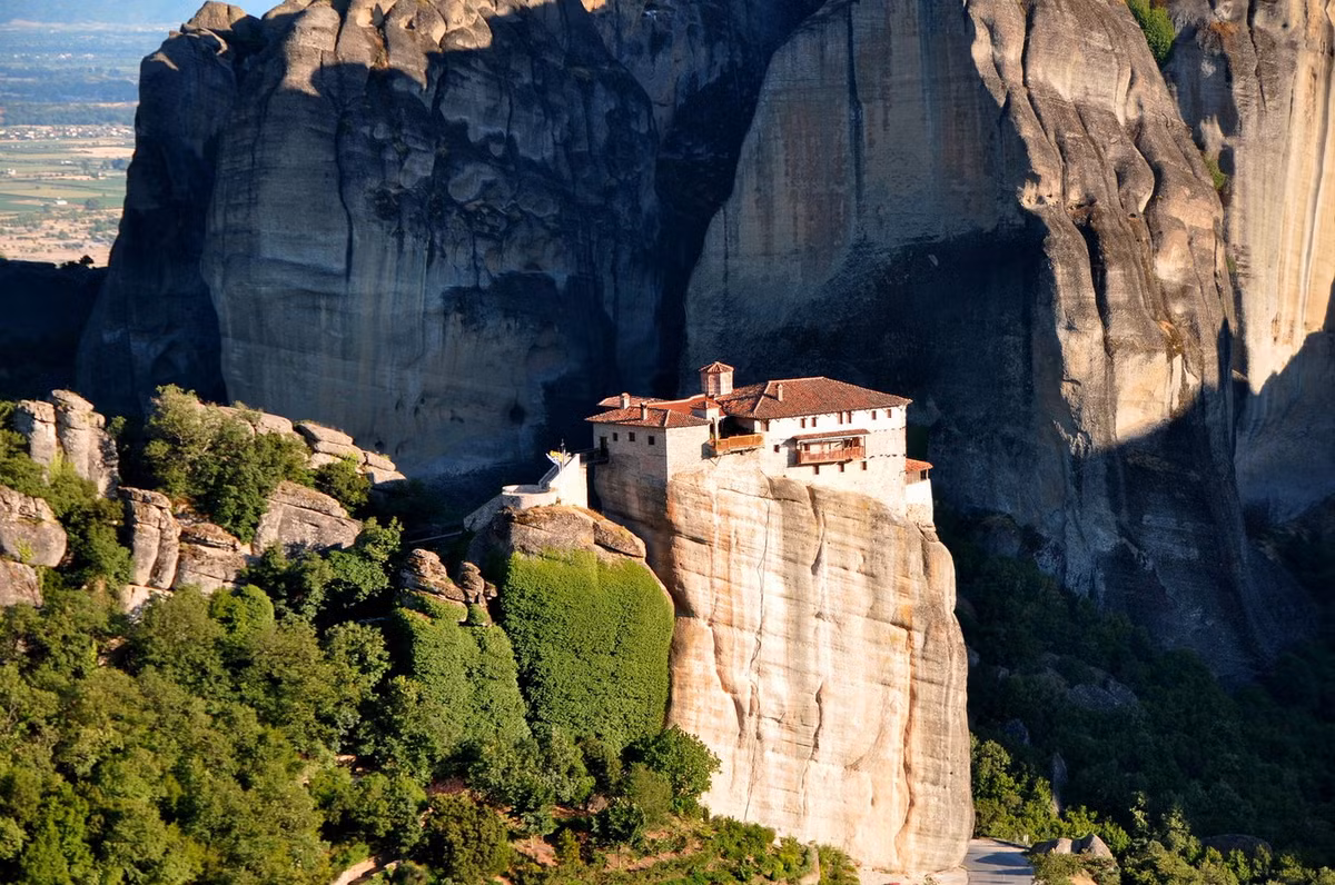 Ngày nay, Meteora được xem là một tu viện phức hợp lớn và rất quan trọng của chính thống giáo Hy Lạp, chỉ đứng thứ hai sau núi Athos. Ảnh: Offbeat Greece.