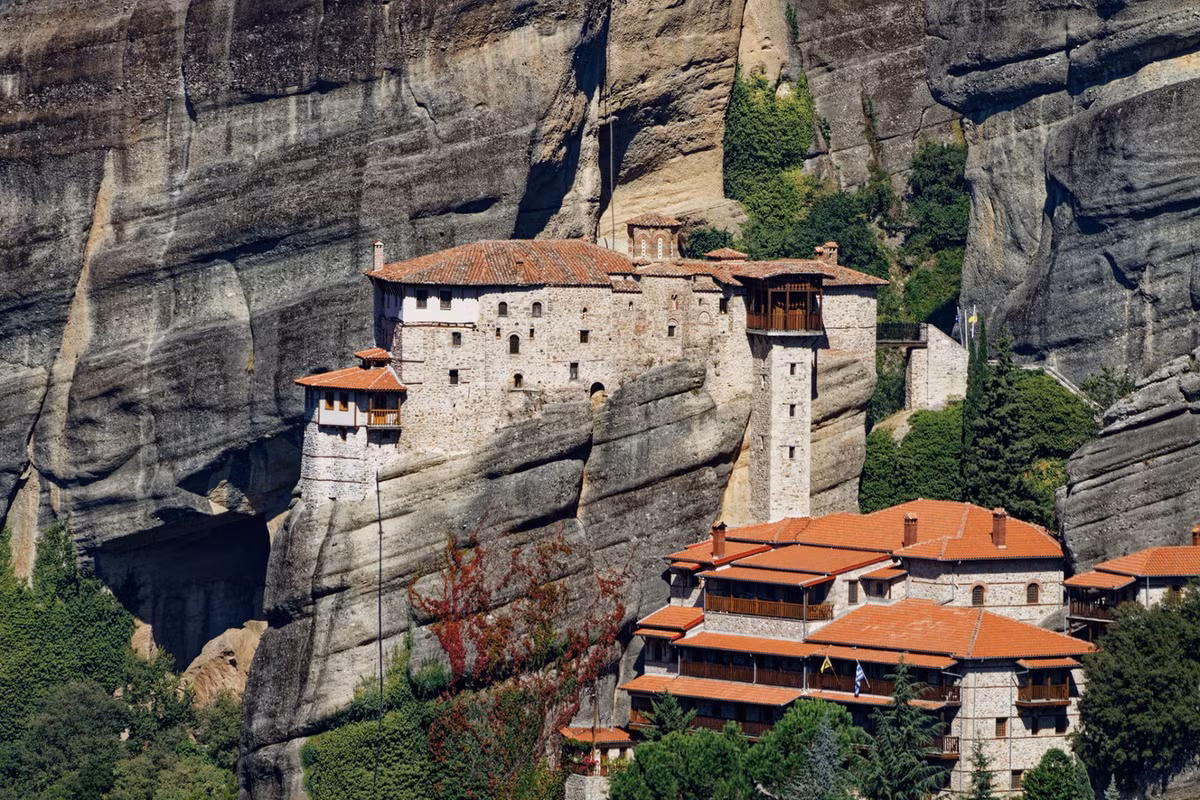Sau đó, tín đồ Kitô giáo đến xây dựng và phục hồi lại các tu viện, nhưng Meteora không thể nào phục hồi được sự thịnh vượng như ban đầu. Ảnh: Rove.me.